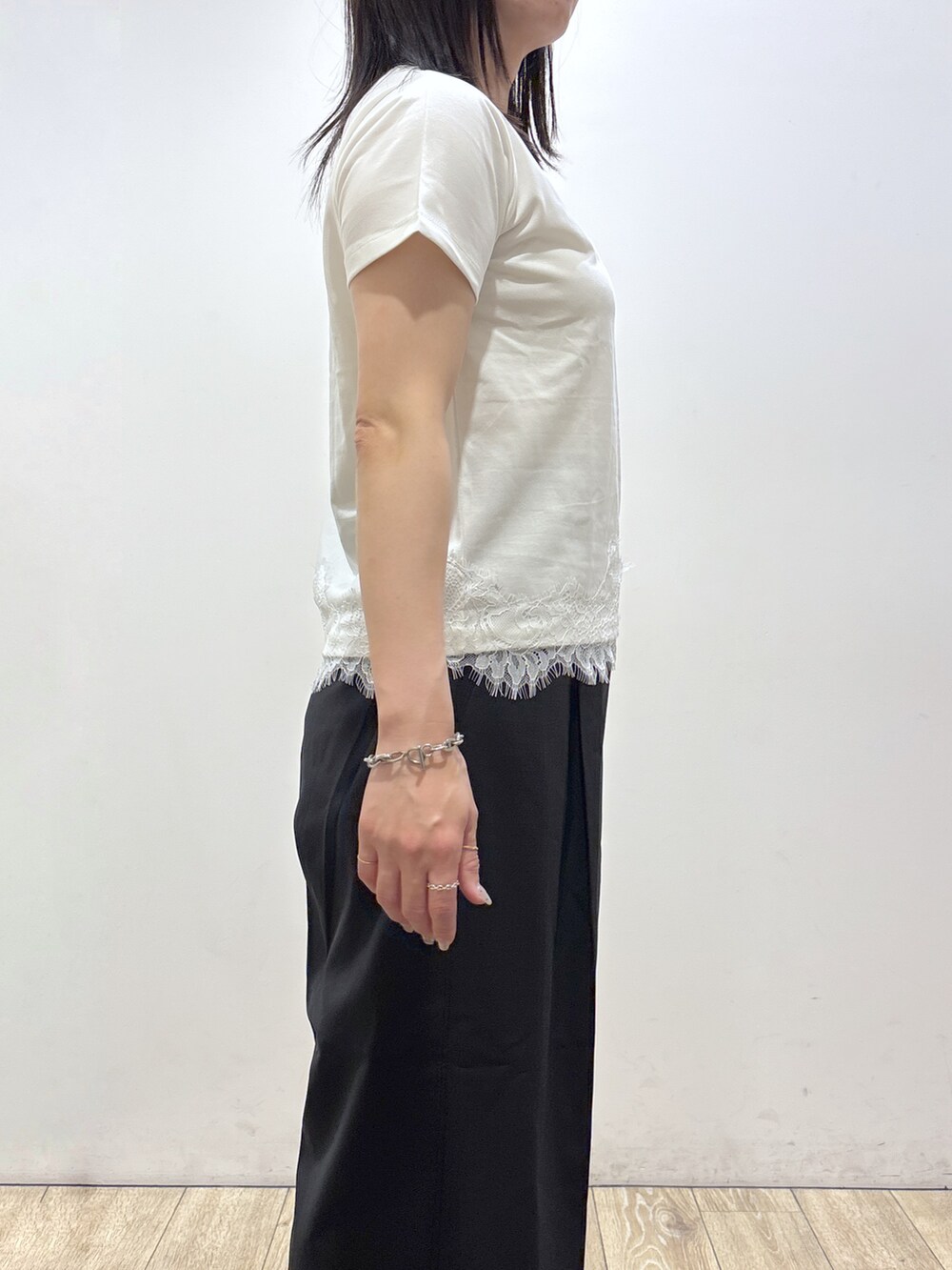 ホワイト系のTシャツ/カットソー、ブラック系のその他パンツ、ブラック系のトートバッグを着用したレディースの夏コーディネートの8枚目の写真