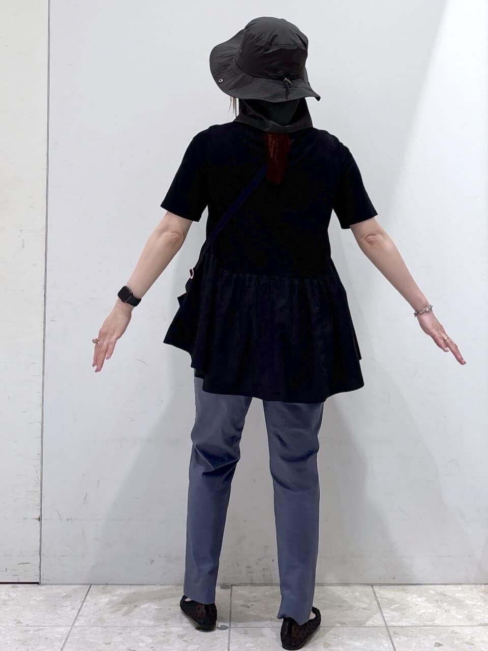 ブラック系のTシャツ/カットソー、ブルー系のその他パンツ、ブルー系のショルダーバッグを着用したレディースの夏コーディネートの8枚目の写真