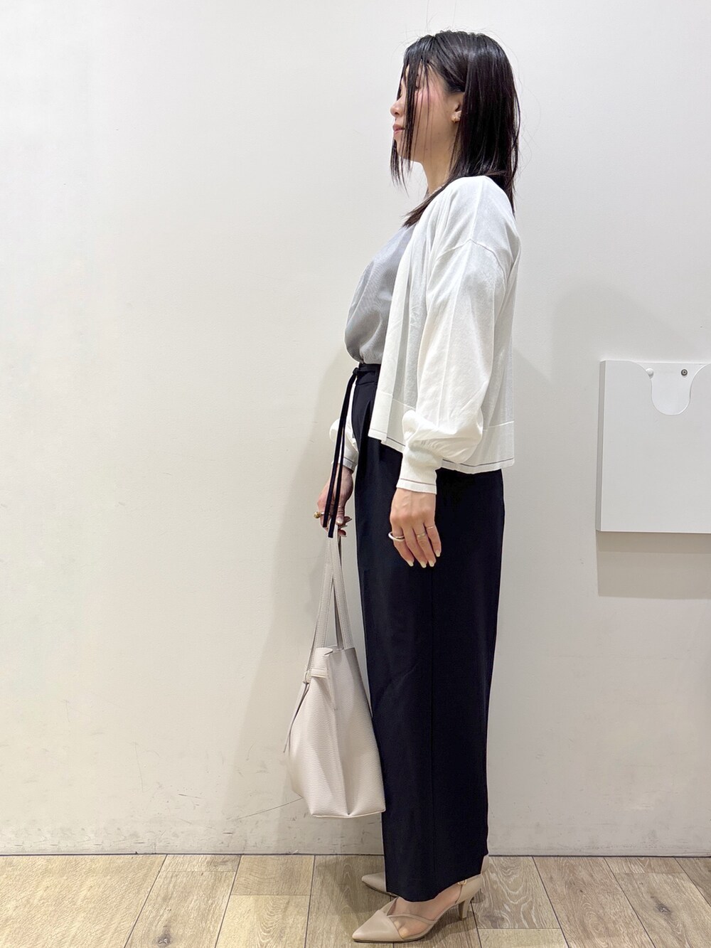 グレー系のTシャツ/カットソー、ブルー系のその他パンツ、グレー系のトートバッグを着用したレディースの夏コーディネートの4枚目の写真