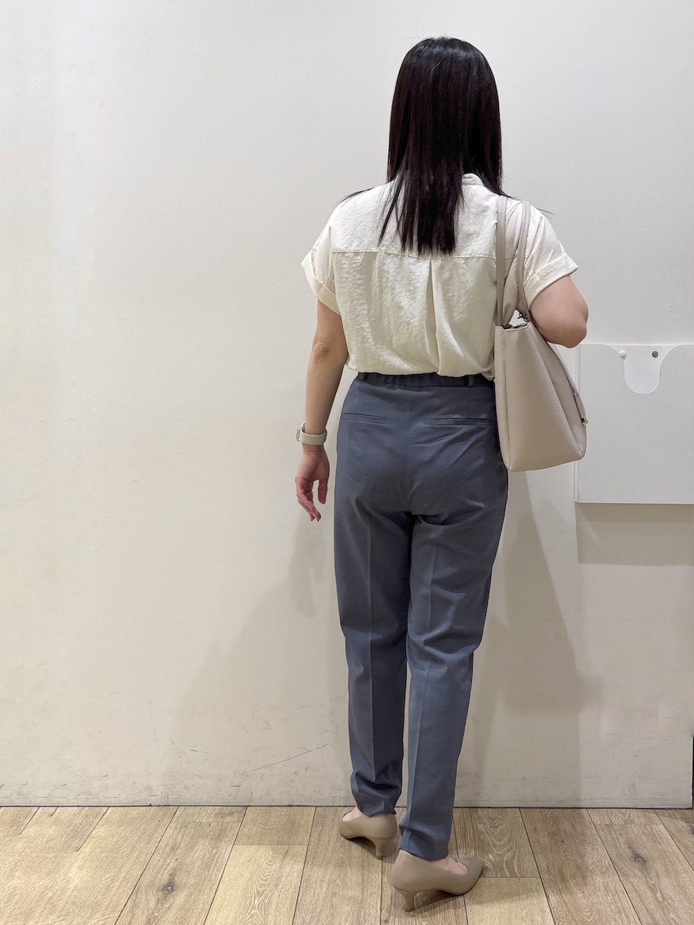 ホワイト系のシャツ/ブラウス、グレー系のその他パンツ、グレー系のトートバッグを着用したレディースの夏コーディネートの3枚目の写真