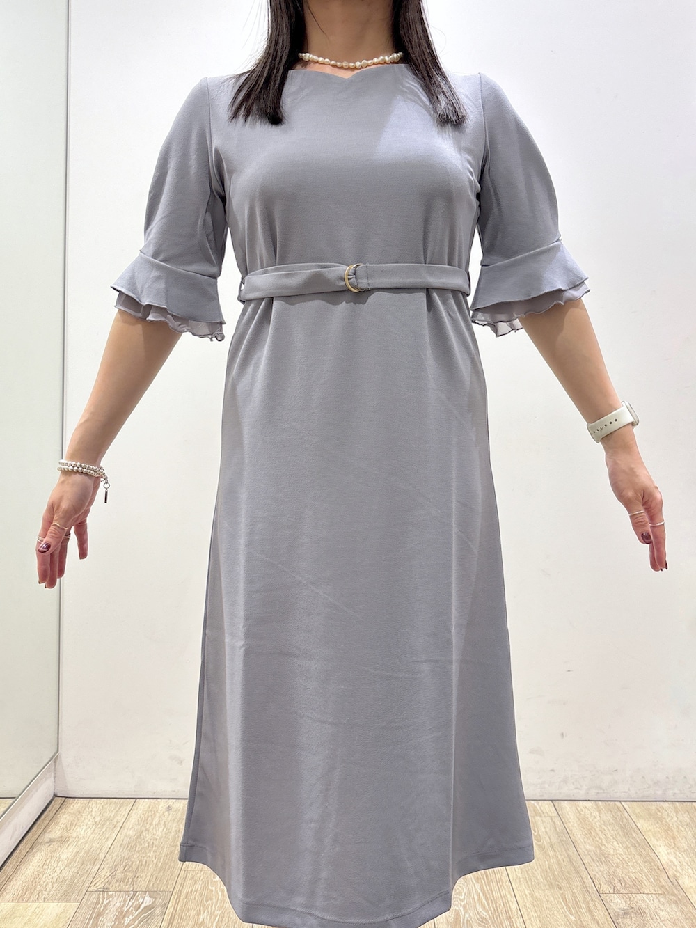 ブルー系のワンピース、ベージュ系のトートバッグ、ベージュ系のパンプスを着用したレディースの夏コーディネートの5枚目の写真