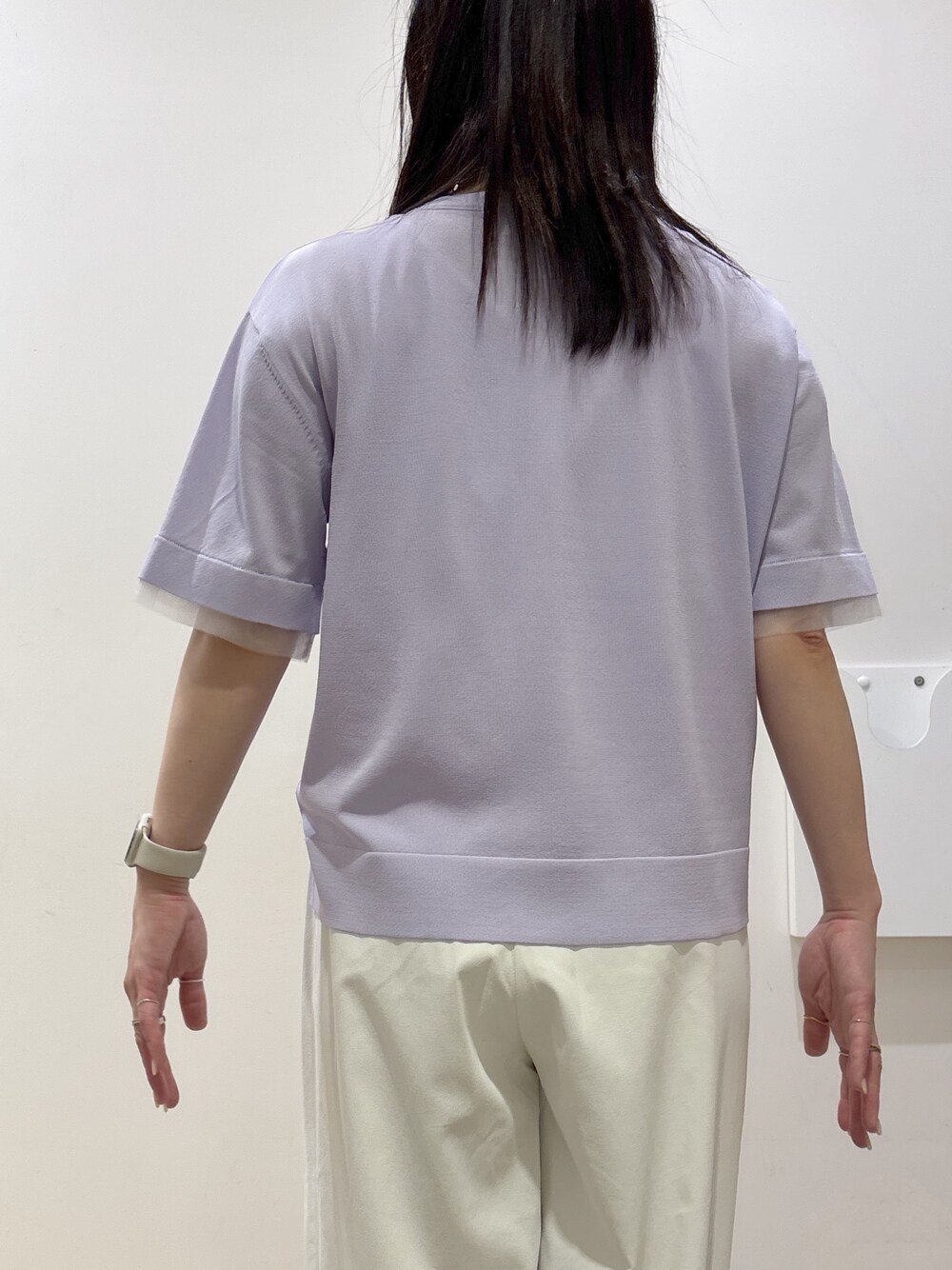 パープル系のニット/セーター、ホワイト系のその他パンツ、ベージュ系のトートバッグを着用したレディースの春コーディネートの10枚目の写真