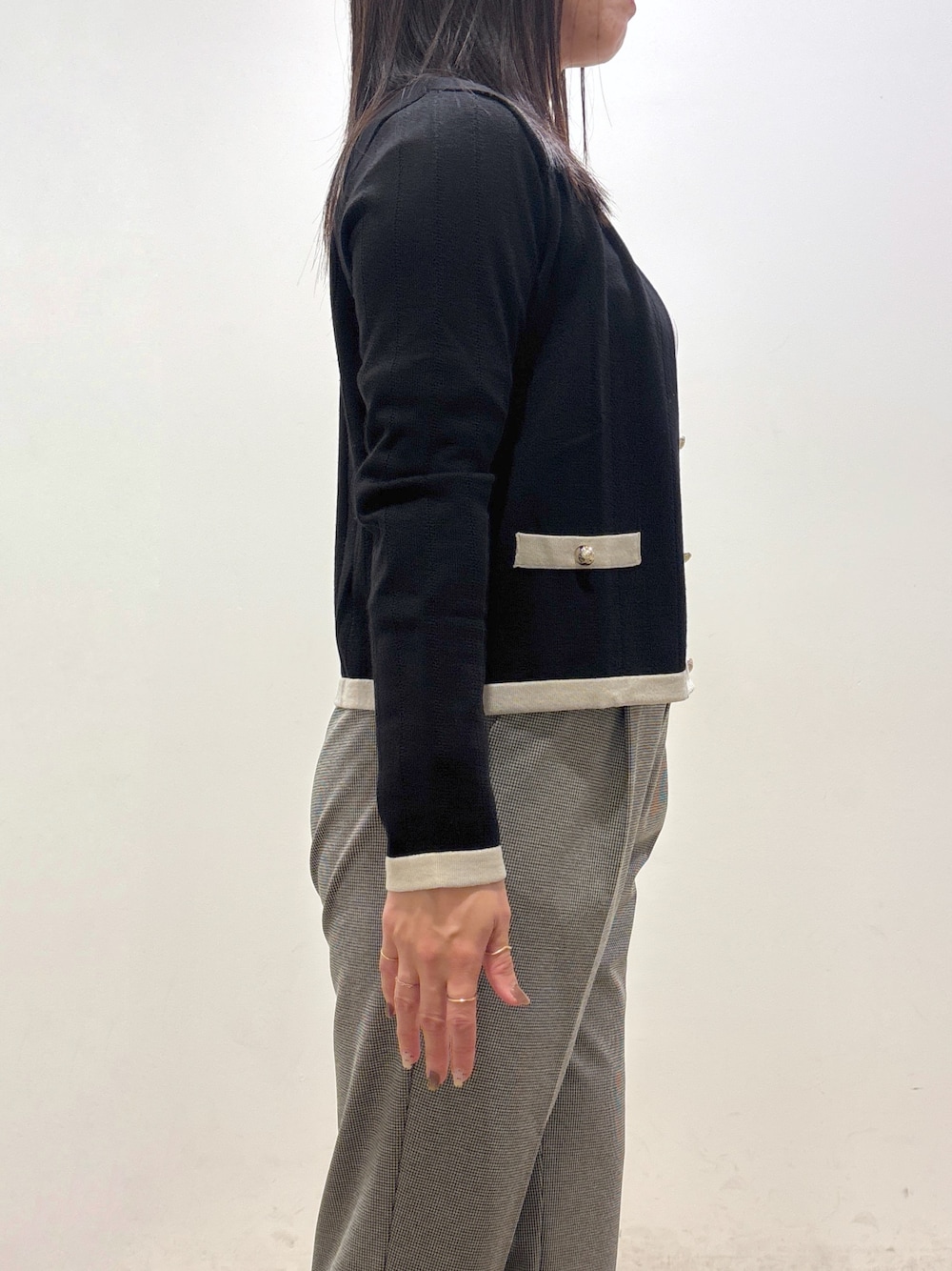 ブラック系のカーディガン/ボレロ、ピンク系のニット/セーター、ブラック系のその他パンツを着用したレディースの秋コーディネートの6枚目の写真