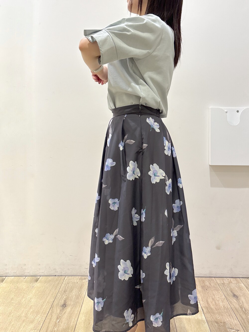 グレー系のスカート、ホワイト系のトートバッグ、ベージュ系のサンダルを着用したレディースの夏コーディネートの9枚目の写真