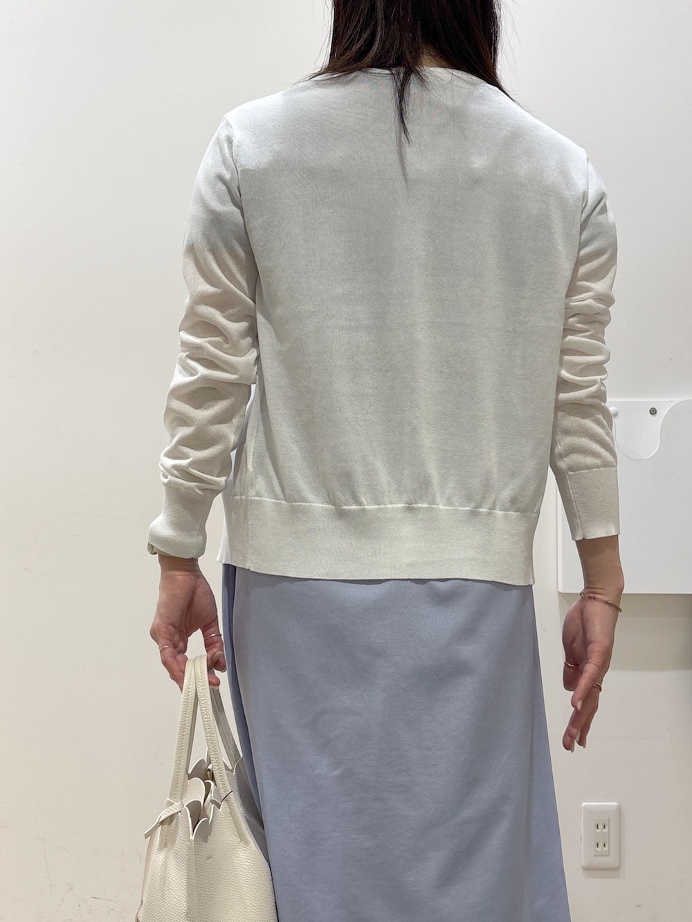 ベージュ系のサンダル、ブルー系のワンピース、ホワイト系のトートバッグを着用したレディースの春コーディネートの9枚目の写真