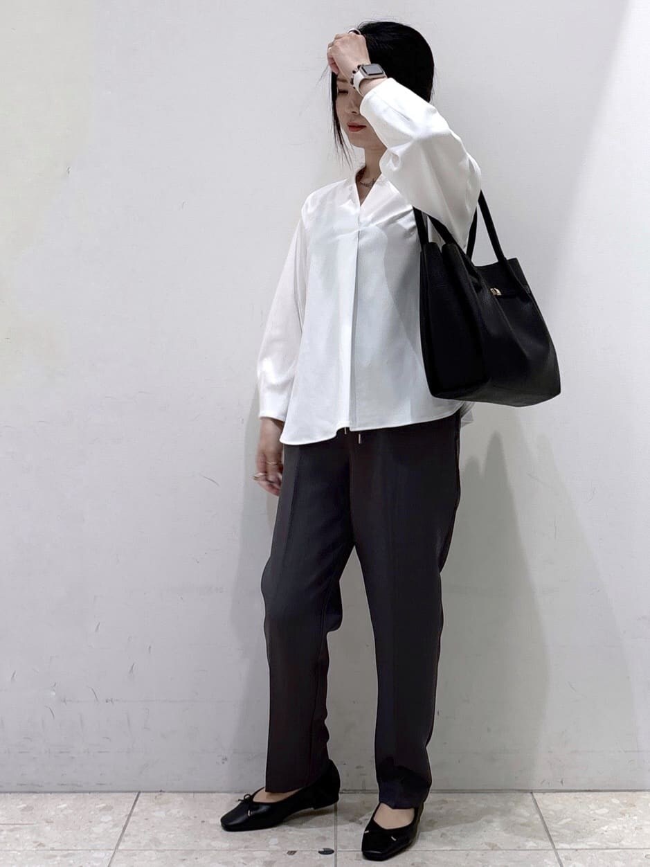 ブラウン系のカーディガン/ボレロ、ホワイト系のTシャツ/カットソー、グレー系のその他パンツを着用したレディースの秋コーディネートの9枚目の写真