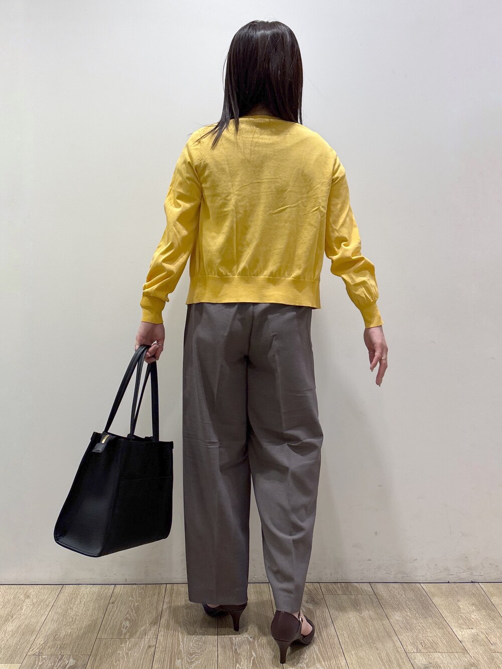 イエロー系のカーディガン/ボレロ、ブラック系のTシャツ/カットソー、ブラウン系のその他パンツを着用したレディースの夏コーディネートの3枚目の写真