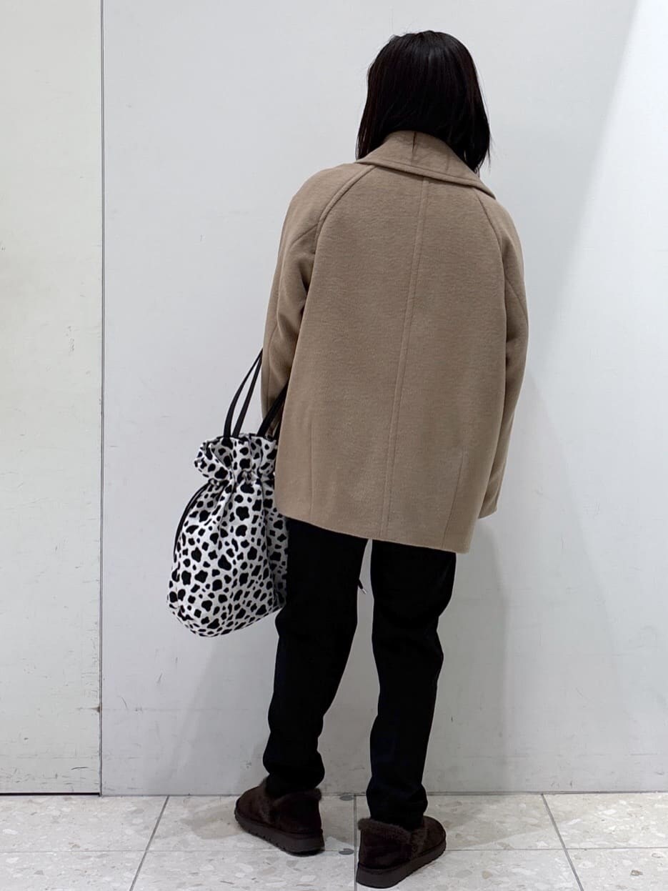ベージュ系のピーコート、ベージュ系のニット/セーター、ブラック系のその他パンツを着用したレディースの冬コーディネートの3枚目の写真