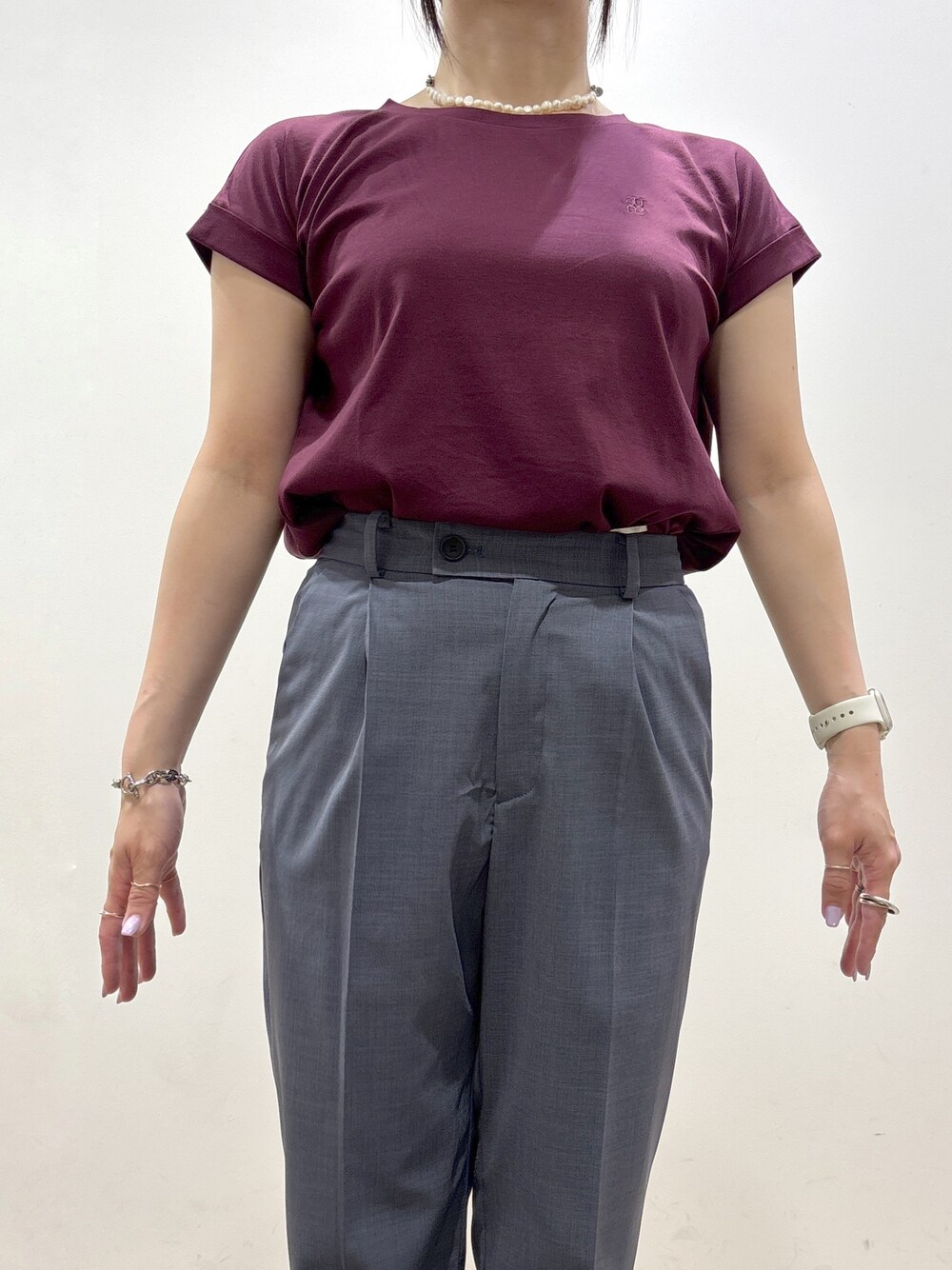 レッド系のTシャツ/カットソー、グレー系のその他パンツ、ブラック系のトートバッグを着用したレディースの夏コーディネートの8枚目の写真