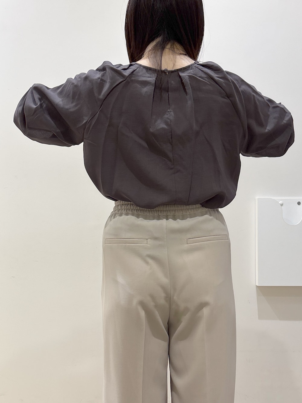 ブラウン系のシャツ/ブラウス、ベージュ系のその他パンツ、ホワイト系のトートバッグを着用したレディースの夏コーディネートの7枚目の写真