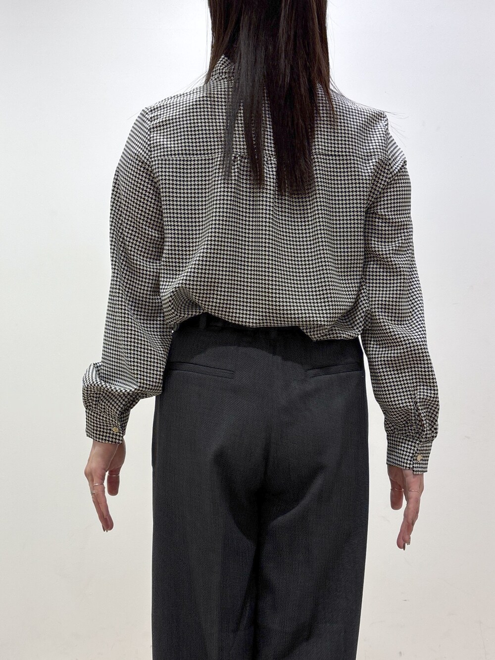 ブラック系のシャツ/ブラウス、グレー系のその他パンツ、ブラック系のトートバッグを着用したレディースの秋コーディネートの7枚目の写真