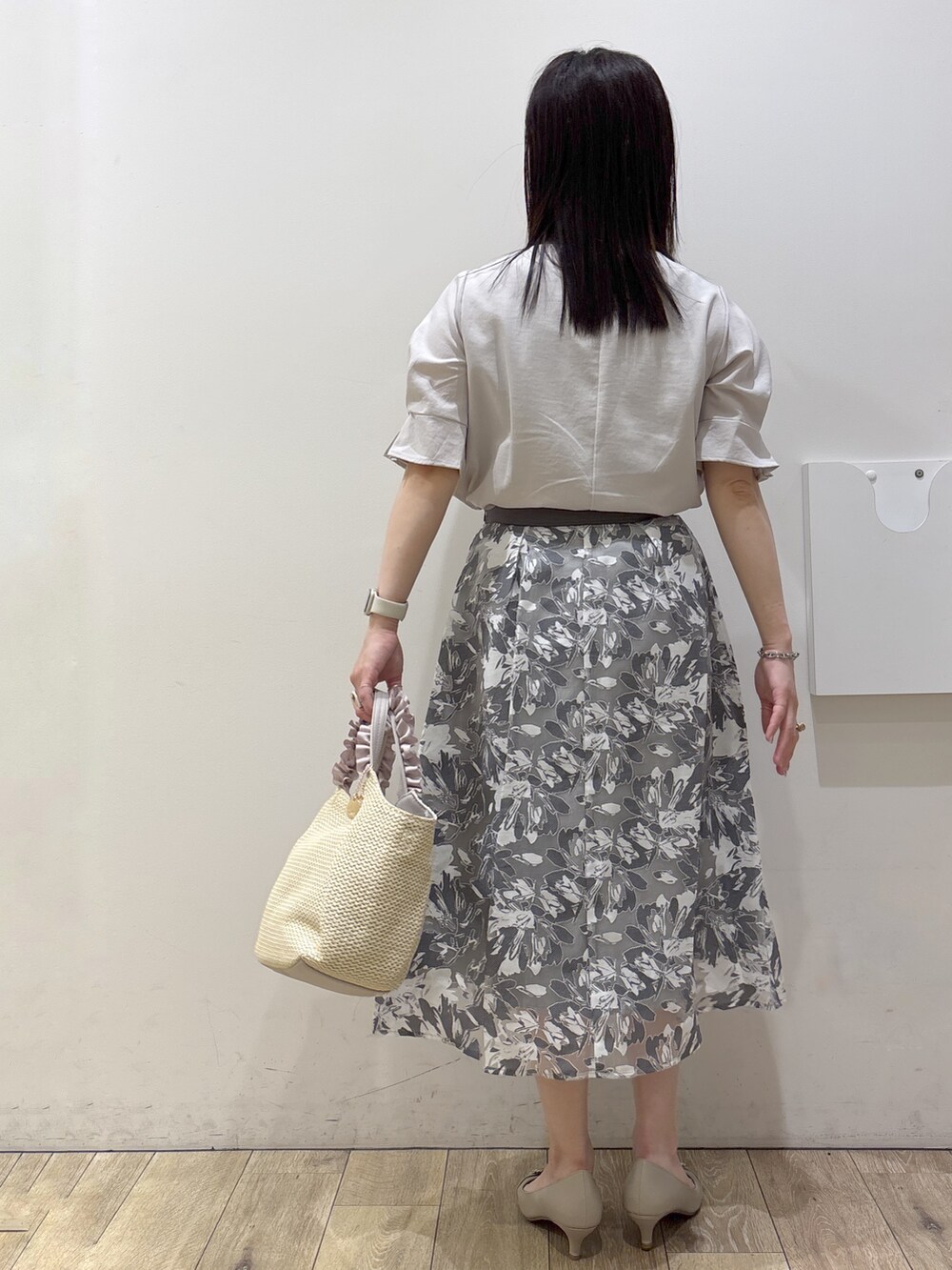 ベージュ系のパンプス、ベージュ系のトートバッグ、ベージュ系のシャツ/ブラウスを着用したレディースの春コーディネートの3枚目の写真