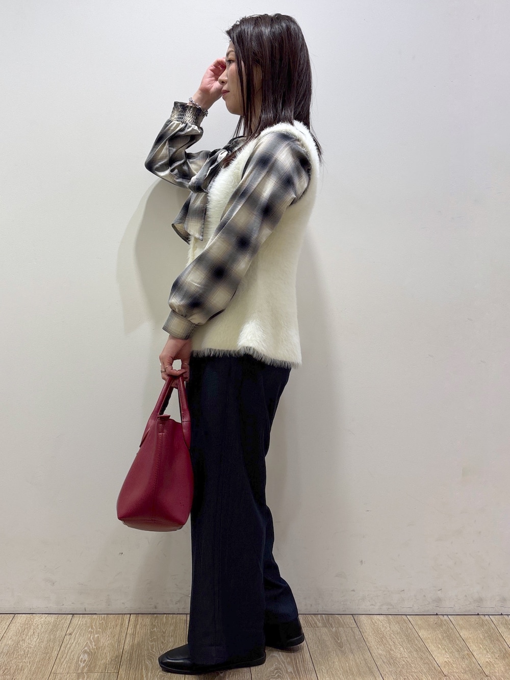 ブルー系のシャツ/ブラウス、ブルー系のその他パンツ、レッド系のトートバッグを着用したレディースの秋コーディネートの4枚目の写真