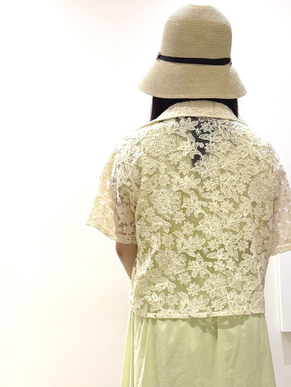 イエロー系のワンピース、ベージュ系のトートバッグ、ブラック系のサンダルを着用したレディースの夏コーディネートの7枚目の写真