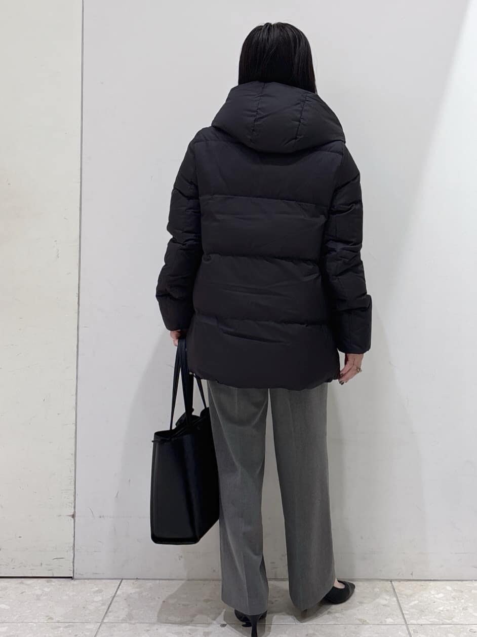 ブラック系のダウンジャケット/コート、ブルー系のニット/セーター、グレー系のその他パンツを着用したレディースの冬コーディネートの3枚目の写真