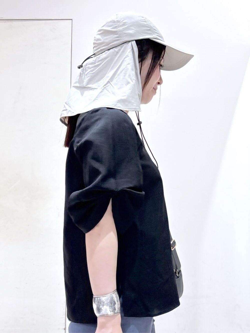 ブラック系のシャツ/ブラウス、ブルー系のその他パンツ、グレー系のショルダーバッグを着用したレディースの夏コーディネートの9枚目の写真