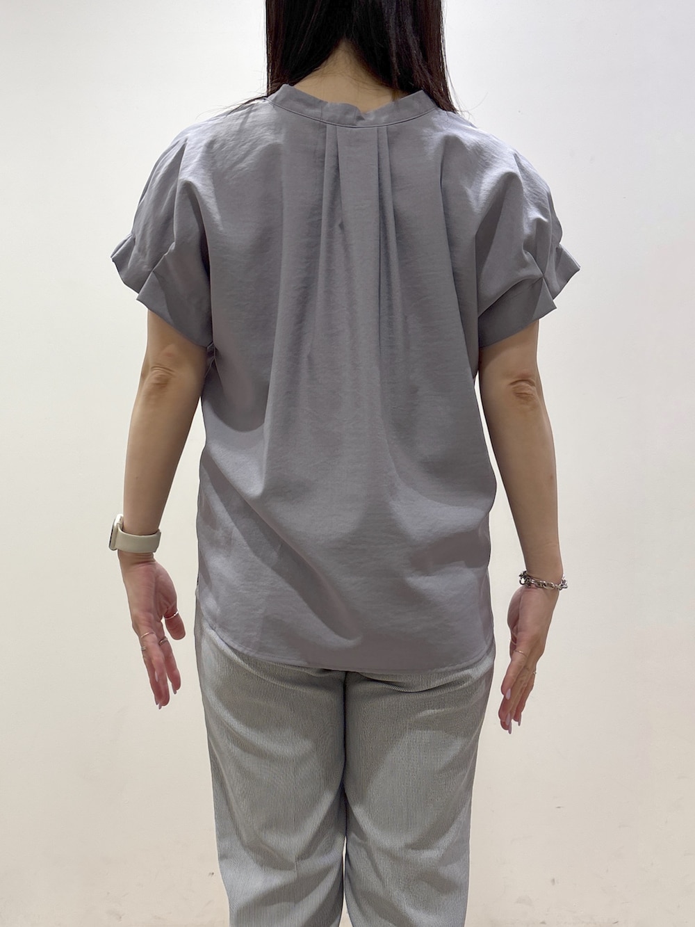 ブルー系のシャツ/ブラウス、ブルー系のその他パンツ、グレー系のトートバッグを着用したレディースの夏コーディネートの10枚目の写真