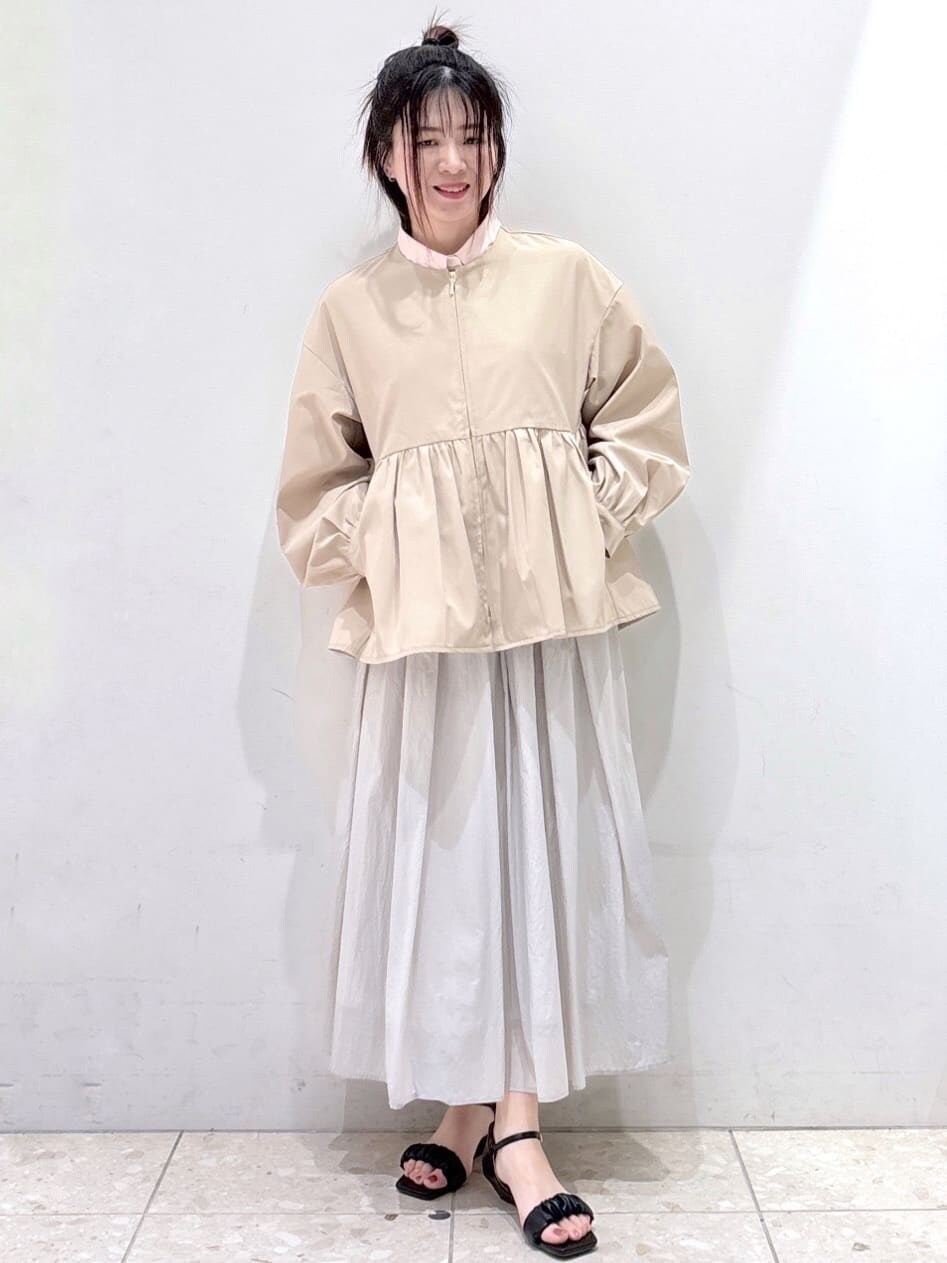 ベージュ系のノーカラージャケット、ピンク系のシャツ/ブラウス、グレー系のスカートを着用したレディースの春コーディネートの6枚目の写真