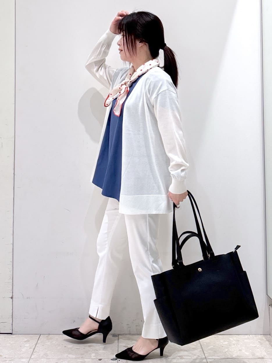 ホワイト系のカーディガン/ボレロ、ブルー系のTシャツ/カットソー、ホワイト系のその他パンツを着用したレディースの春コーディネートの4枚目の写真