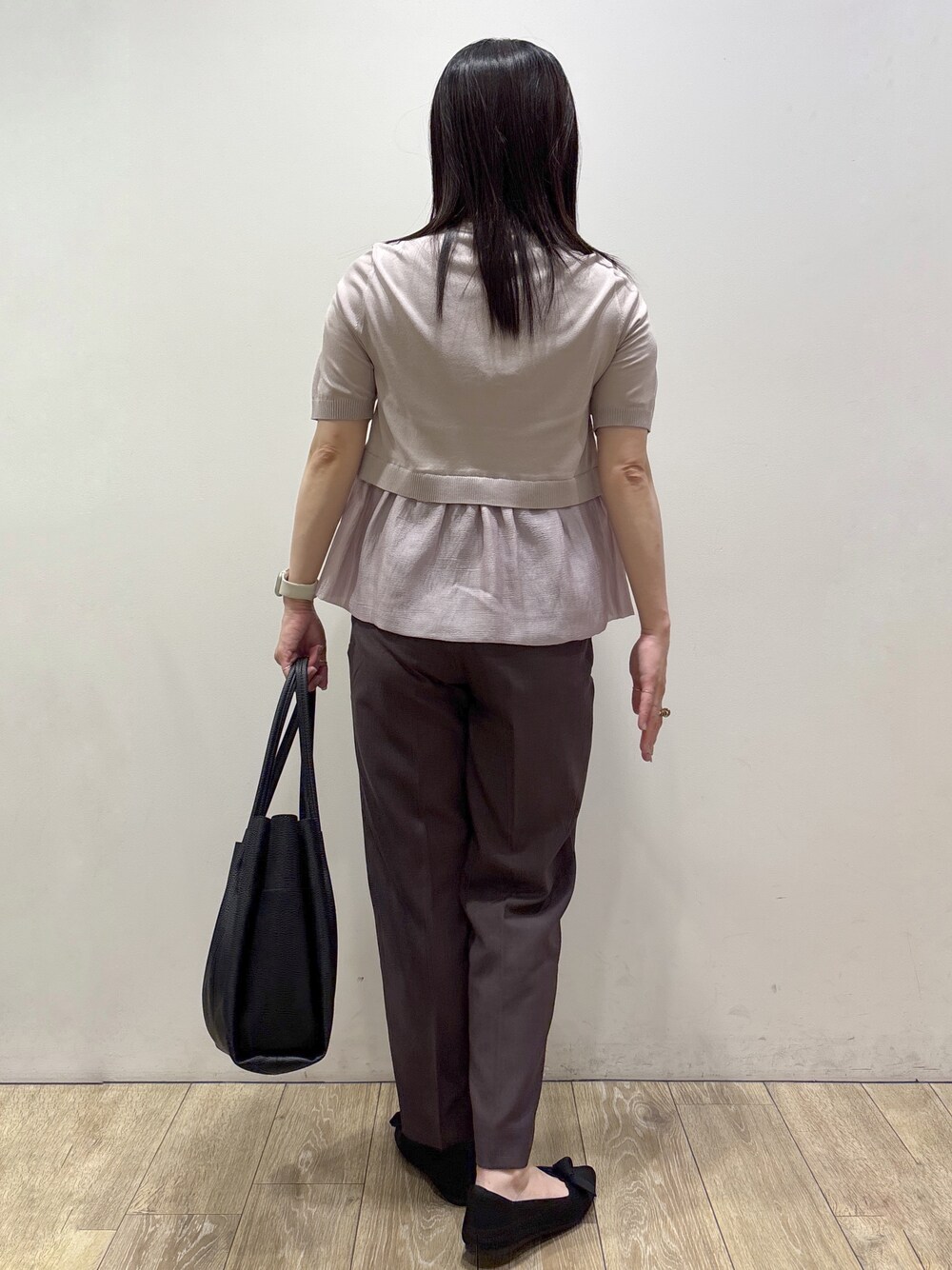 ベージュ系のカーディガン/ボレロ、ブラウン系のその他パンツ、ブラック系のトートバッグを着用したレディースの夏コーディネートの3枚目の写真