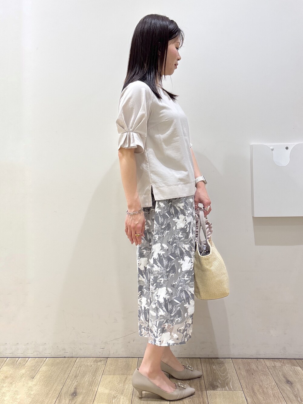 ベージュ系のパンプス、ベージュ系のトートバッグ、ベージュ系のシャツ/ブラウスを着用したレディースの春コーディネートの7枚目の写真