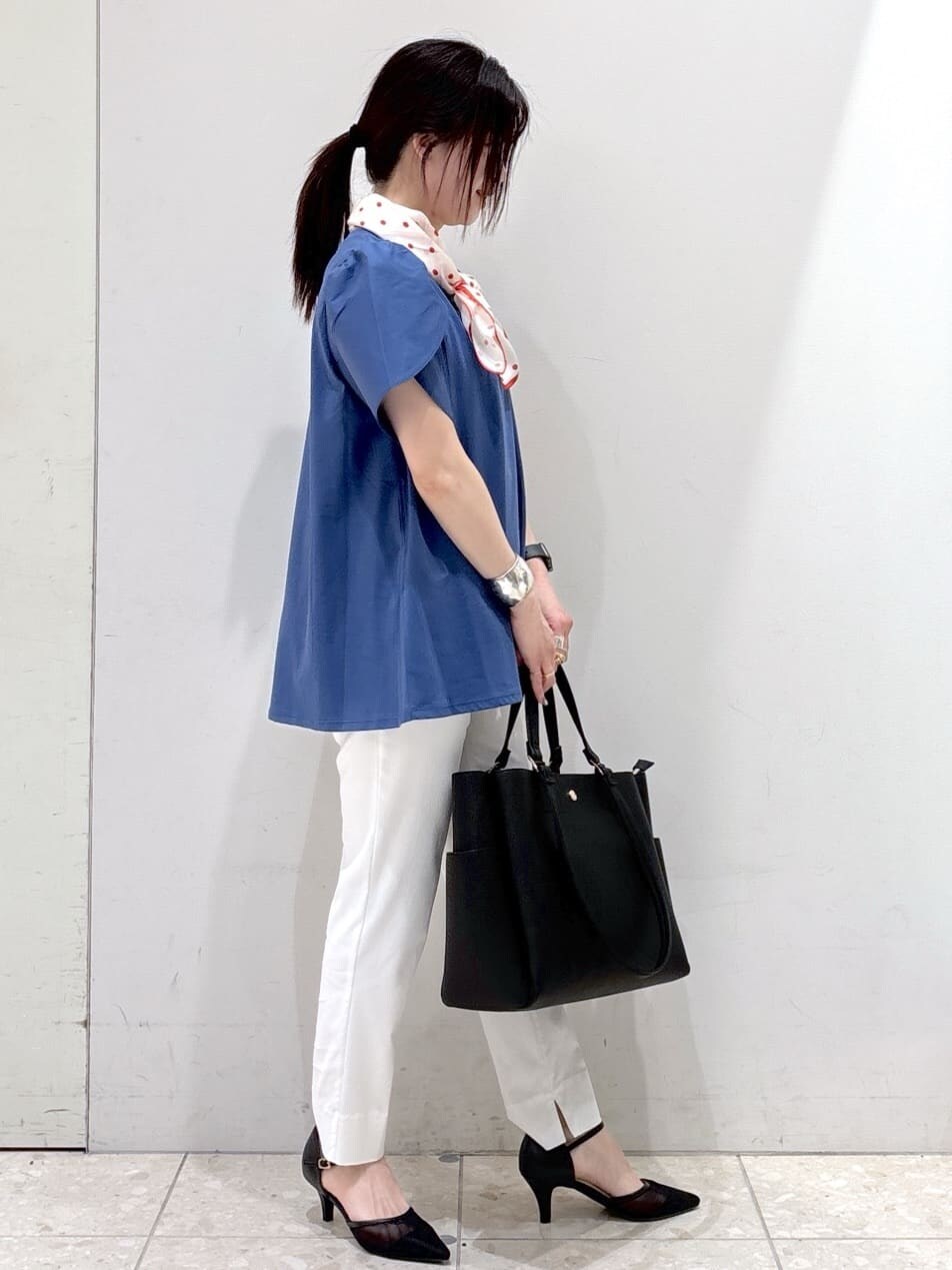 ブルー系のTシャツ/カットソー、ホワイト系のその他パンツ、ブラック系のトートバッグを着用したレディースの春コーディネートの2枚目の写真