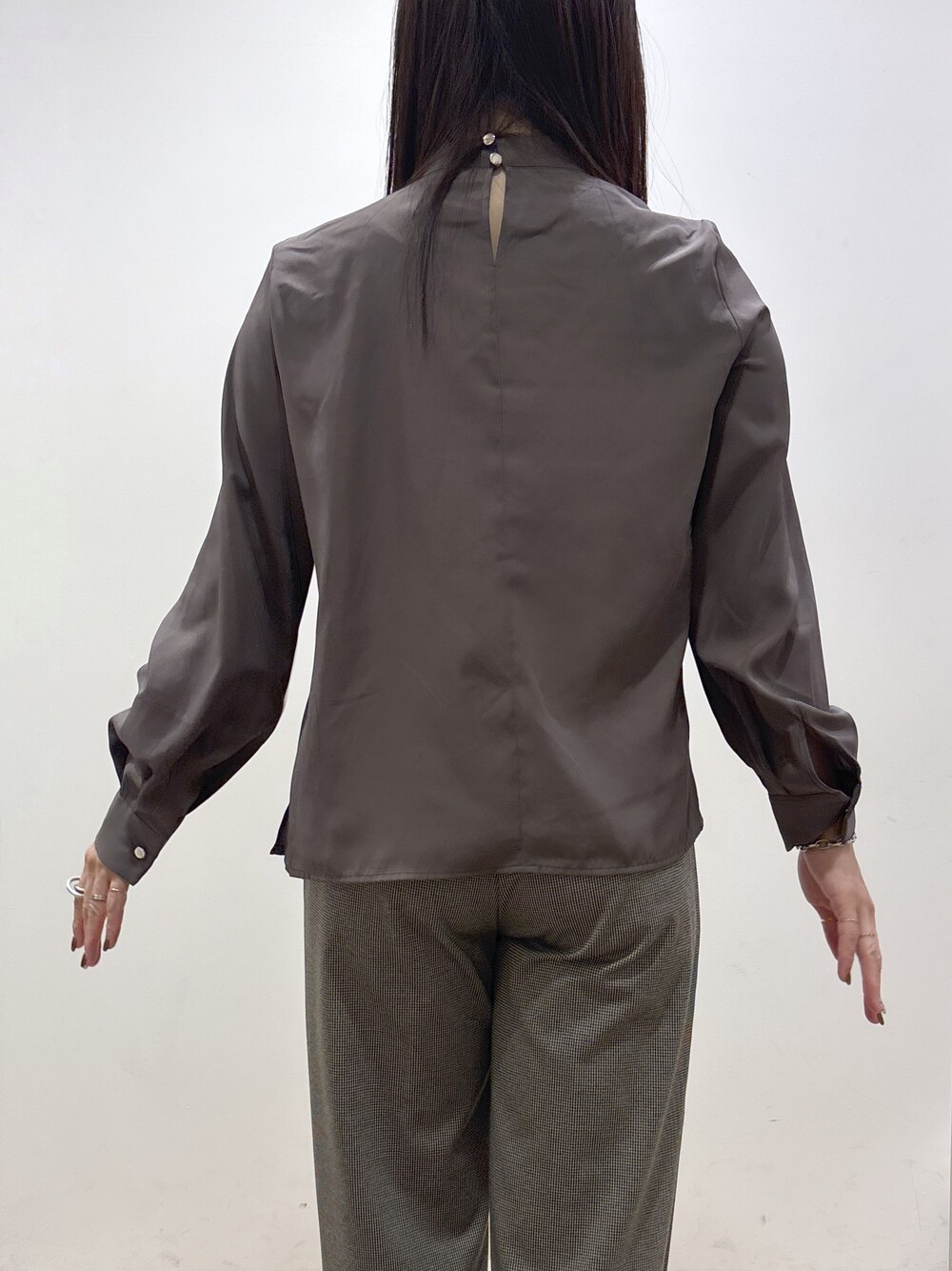 ブラウン系のシャツ/ブラウス、ブラック系のその他パンツ、ブラック系のトートバッグを着用したレディースの秋コーディネートの7枚目の写真