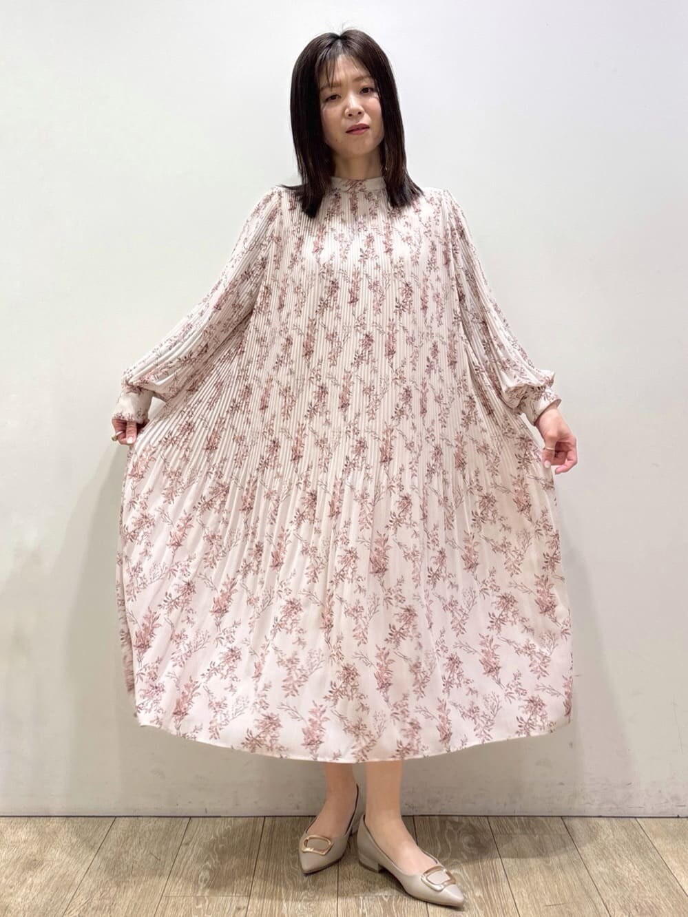 ホワイト系のショルダーバッグ、ベージュ系のパンプス、レッド系のスカートを着用したレディースの冬コーディネートの6枚目の写真