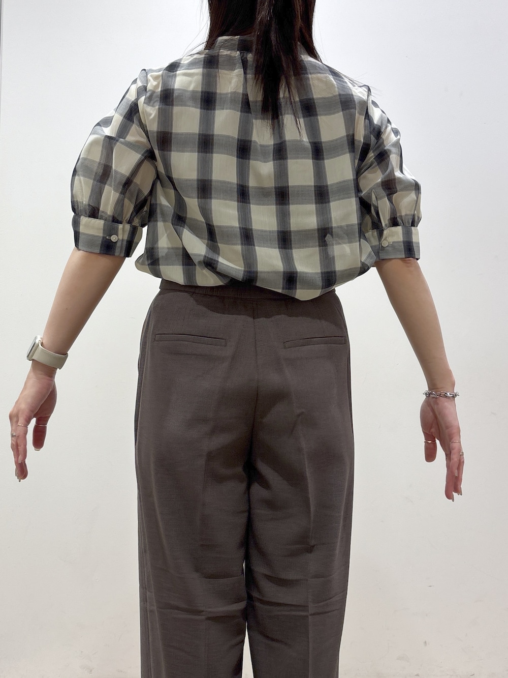 ホワイト系のシャツ/ブラウス、ブラウン系のその他パンツ、ブラック系のトートバッグを着用したレディースの夏コーディネートの9枚目の写真