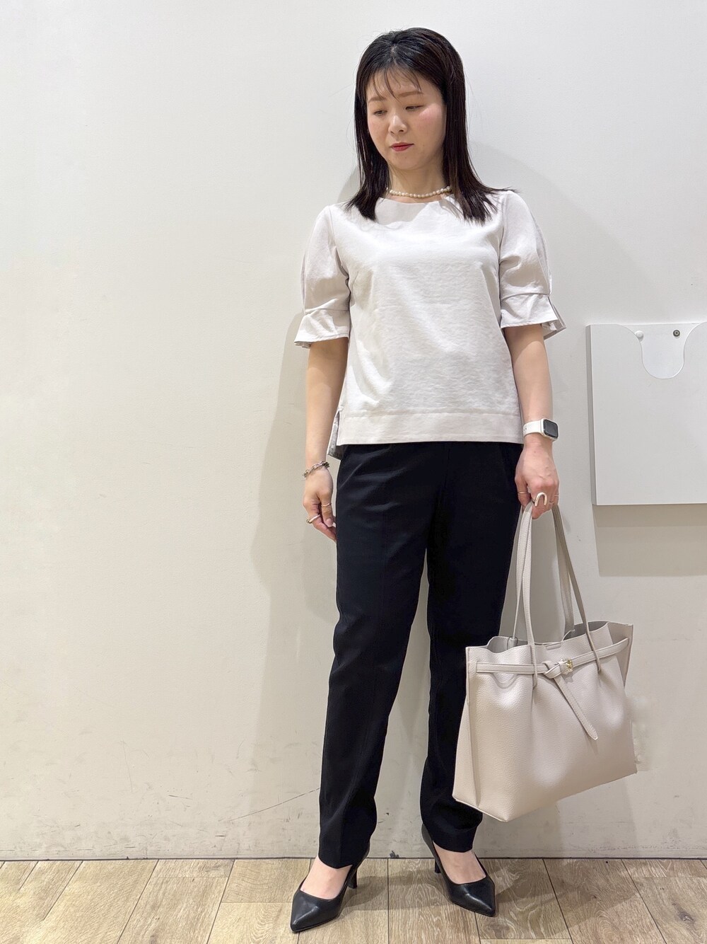 ブラック系のパンプス、グレー系のトートバッグ、ブルー系のその他パンツを着用したレディースの春コーディネートの8枚目の写真