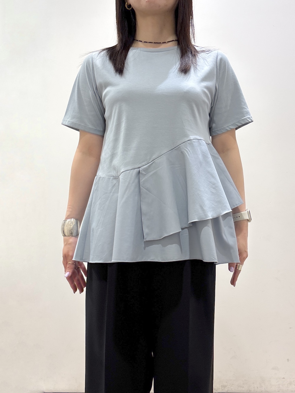 ブルー系のTシャツ/カットソー、ブラック系のその他パンツ、ベージュ系のトートバッグを着用したレディースの夏コーディネートの5枚目の写真