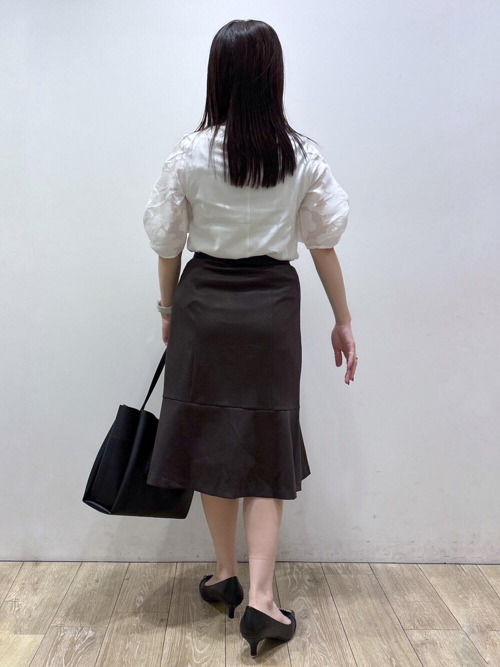 ホワイト系のTシャツ/カットソー、ブラウン系のスカート、ブラック系のトートバッグを着用したレディースの夏コーディネートの3枚目の写真