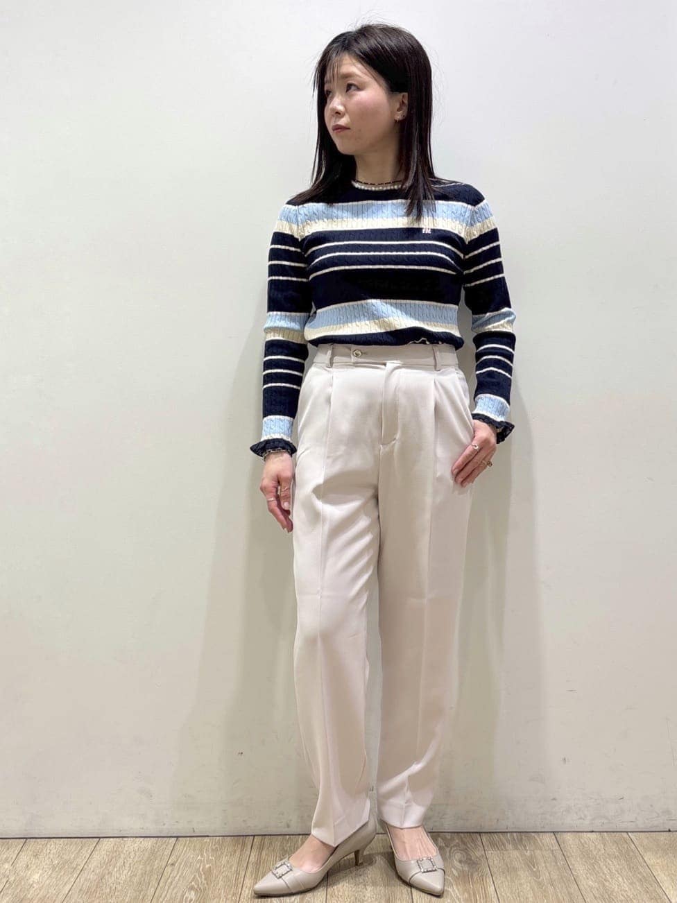 ベージュ系のトレンチコート、ベージュ系のノーカラージャケット、ブルー系のニット/セーターを着用したレディースの春コーディネートの8枚目の写真