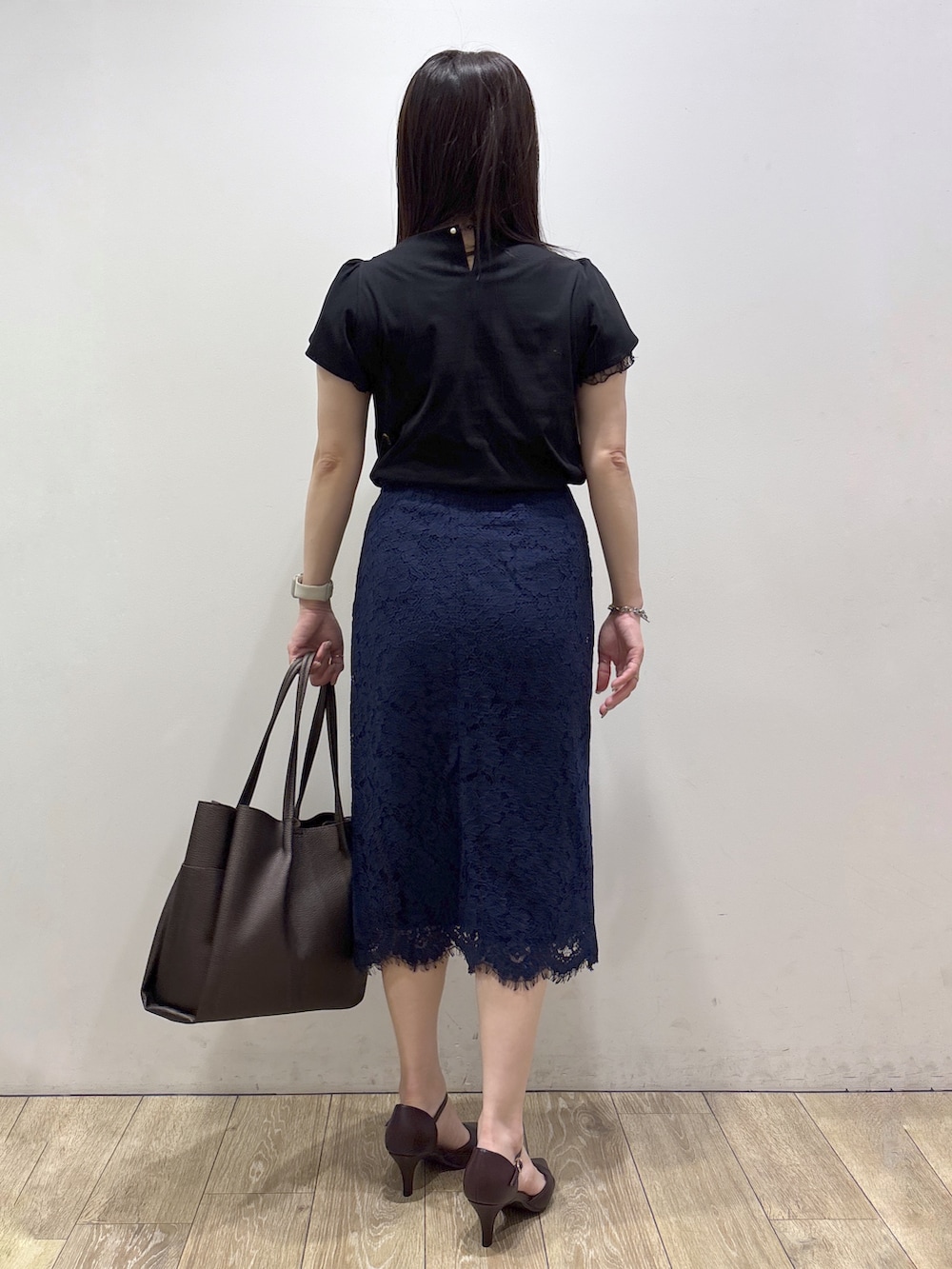 ブラック系のTシャツ/カットソー、その他のトートバッグ、レッド系のパンプスを着用したレディースの夏コーディネートの3枚目の写真