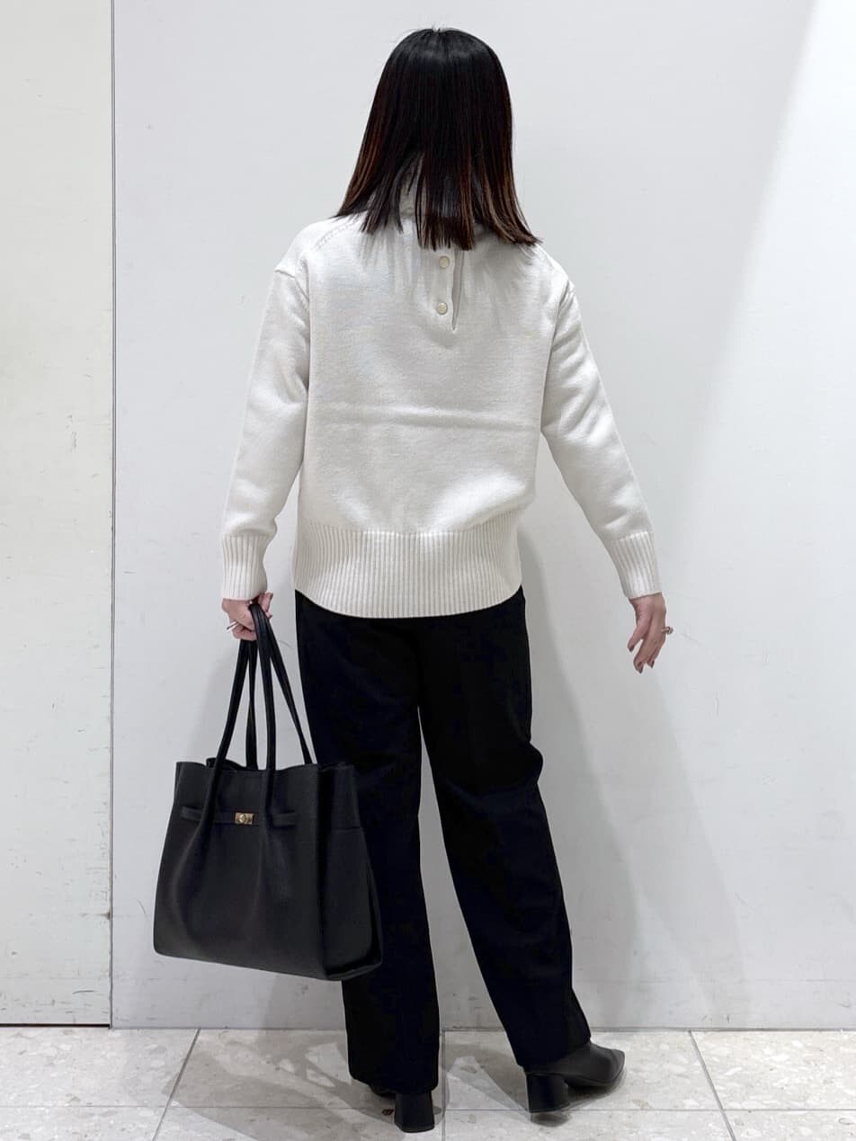 ホワイト系のニット/セーター、ブラック系のその他パンツ、ブラック系のトートバッグを着用したレディースの冬コーディネートの6枚目の写真