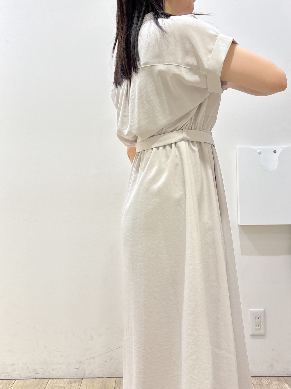ベージュ系のワンピース、ホワイト系のトートバッグ、ベージュ系のサンダルを着用したレディースの春コーディネートの8枚目の写真