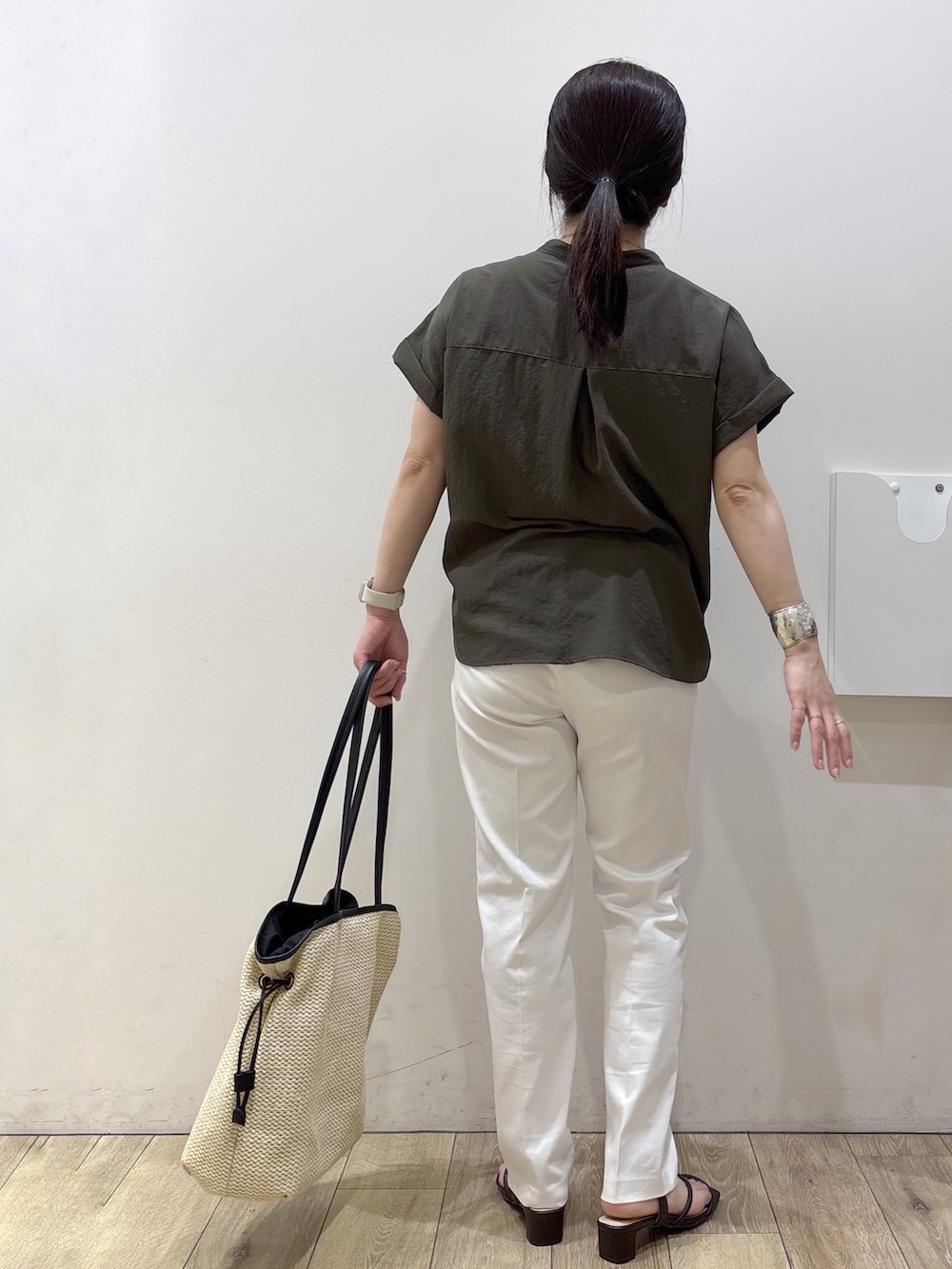 ブラウン系のサンダル、ホワイト系のその他パンツ、ホワイト系のトートバッグを着用したレディースの春コーディネートの3枚目の写真