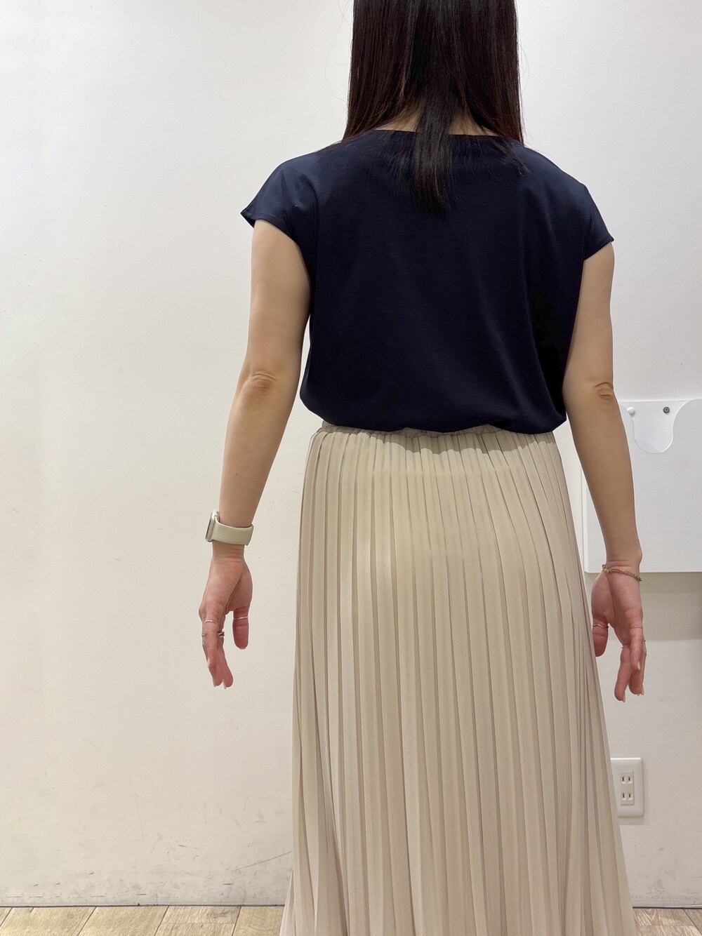 ベージュ系のワンピース、ベージュ系のスカート、ベージュ系のトートバッグを着用したレディースの春コーディネートの6枚目の写真
