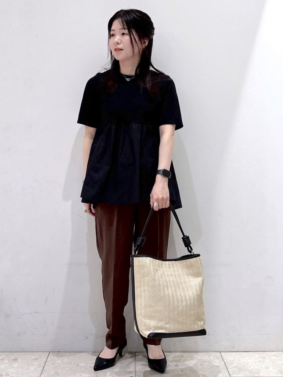 ブラック系のTシャツ/カットソー、ブラウン系のその他パンツ、ブラック系のショルダーバッグを着用したレディースの春コーディネートの5枚目の写真