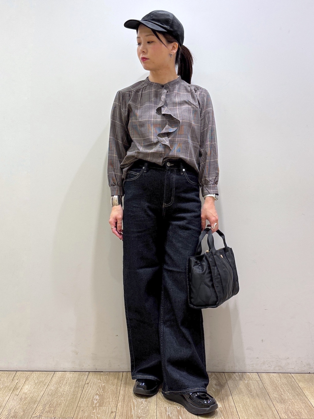グレー系のシャツ/ブラウス、ブルー系のデニムパンツ、ブラック系のトートバッグを着用したレディースの秋コーディネートの8枚目の写真