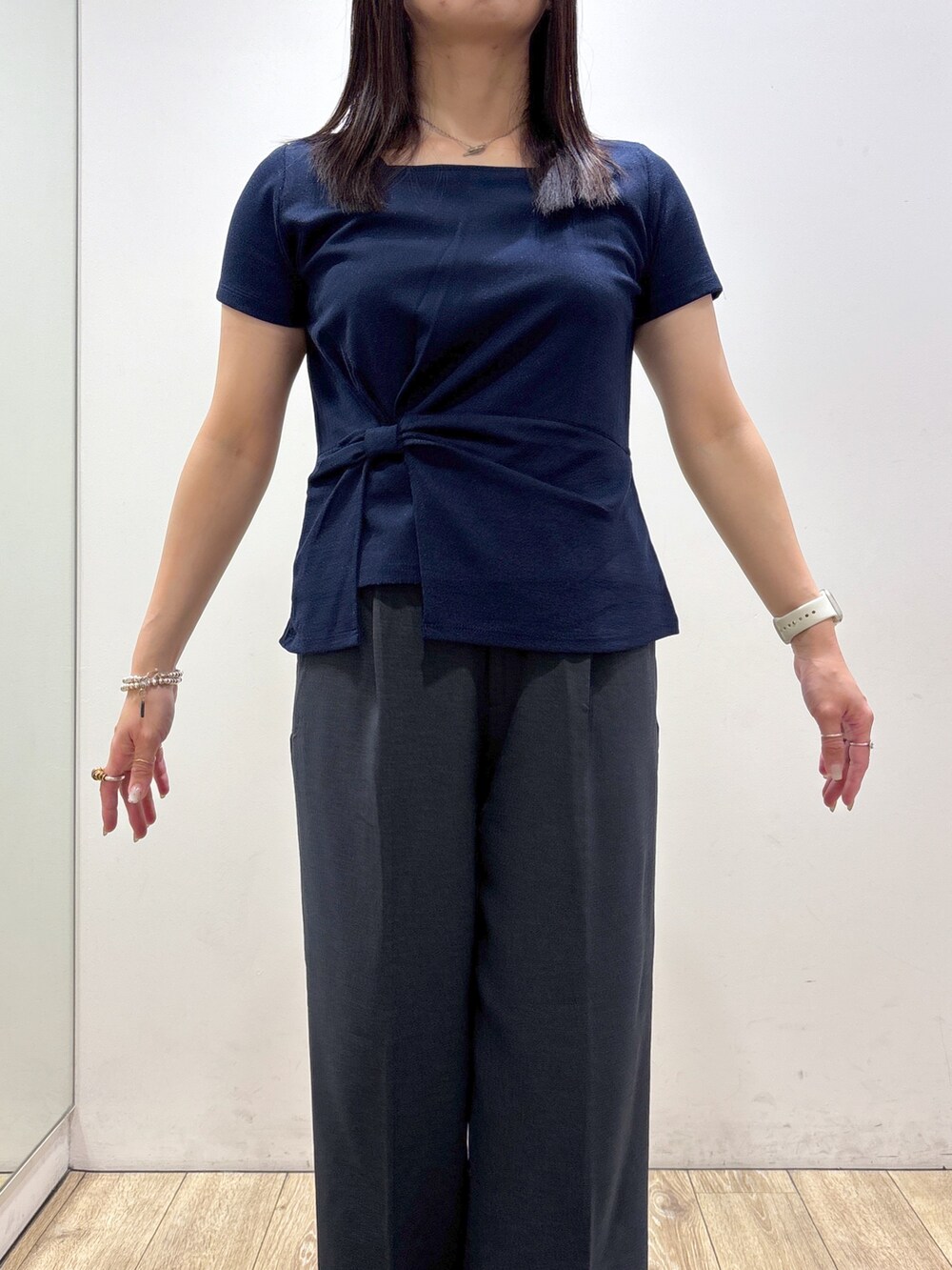 ブルー系のTシャツ/カットソー、ブルー系のその他パンツ、ブラック系のトートバッグを着用したレディースの夏コーディネートの5枚目の写真