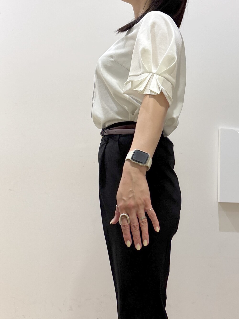 ホワイト系のシャツ/ブラウス、ブラック系のその他パンツ、ブラック系のトートバッグを着用したレディースの春コーディネートの10枚目の写真