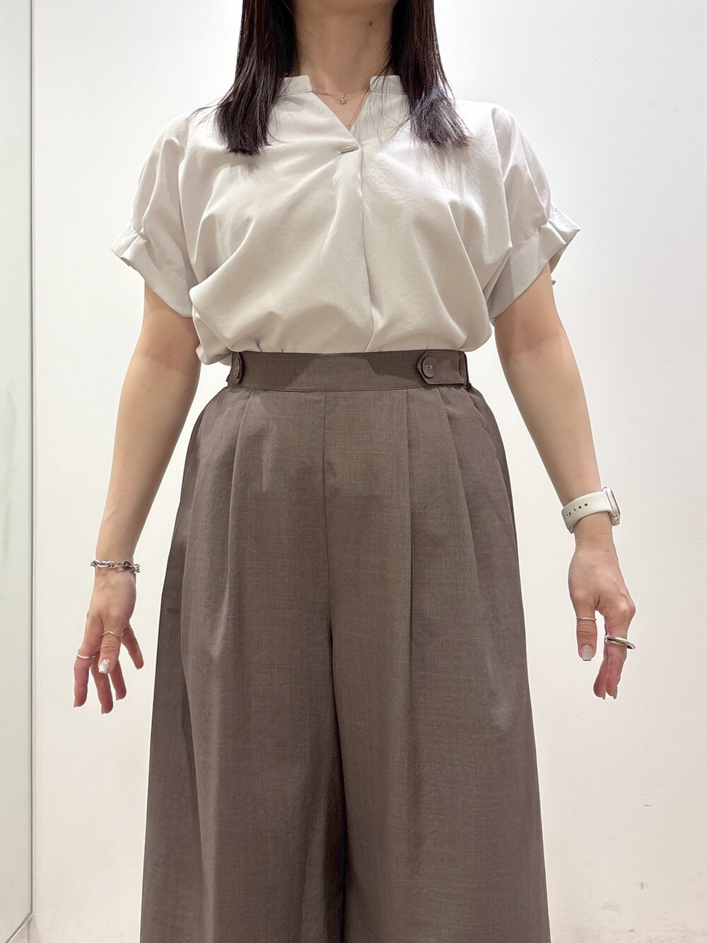 ベージュ系のシャツ/ブラウス、ブラウン系のその他パンツ、グレー系のトートバッグを着用したレディースの夏コーディネートの5枚目の写真