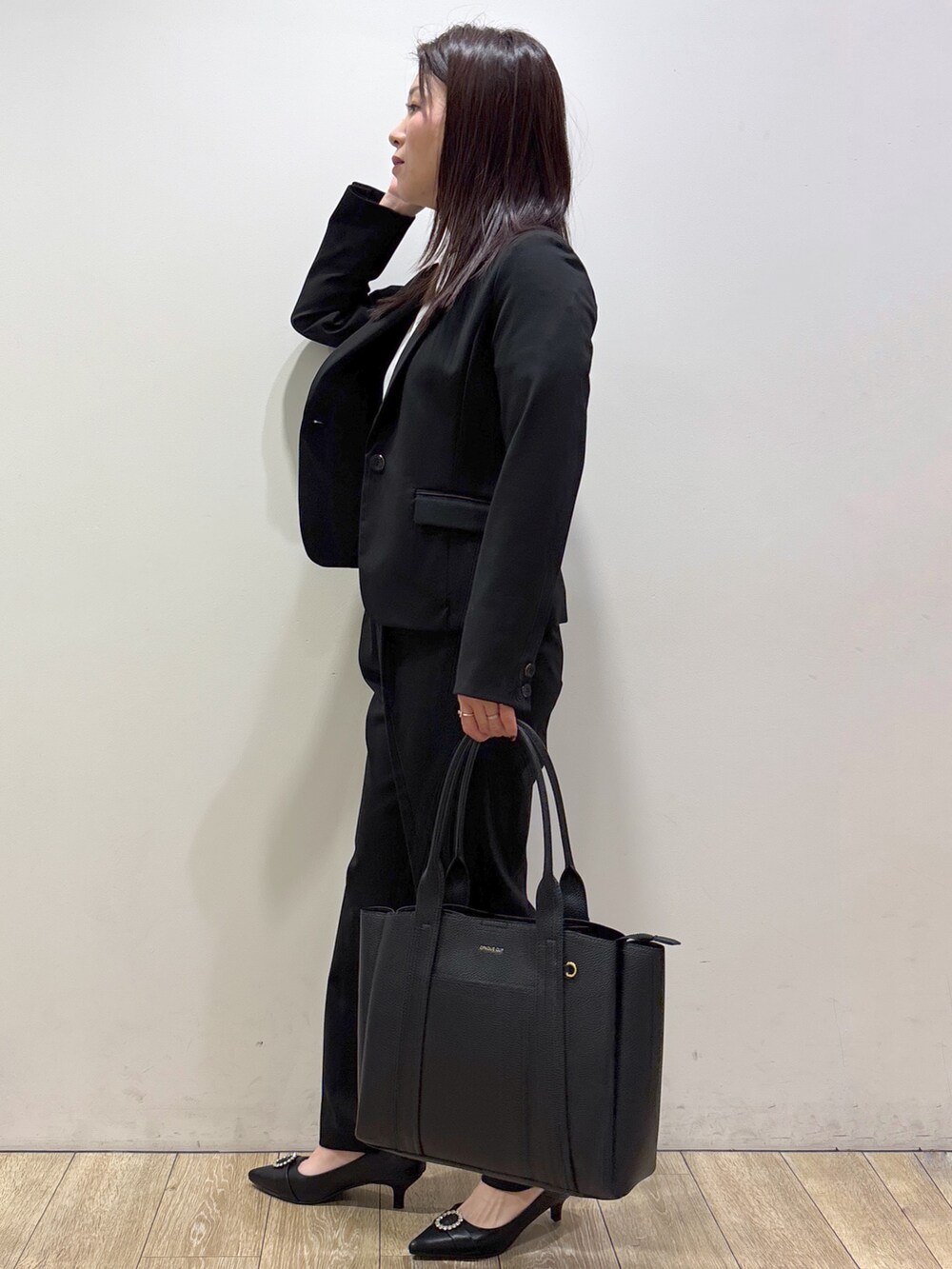 ブラック系のテーラードジャケット、ホワイト系のTシャツ/カットソー、ブラック系のその他パンツを着用したレディースの秋コーディネートの7枚目の写真
