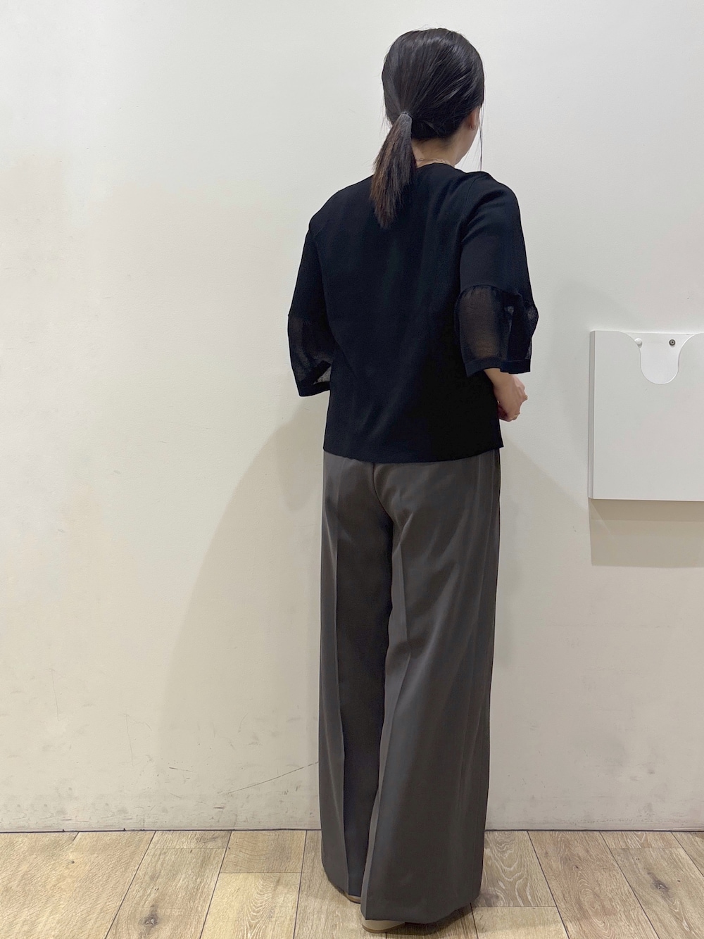 ベージュ系のパンプス、グレー系のカーディガン/ボレロ、ベージュ系のトートバッグを着用したレディースの春コーディネートの9枚目の写真