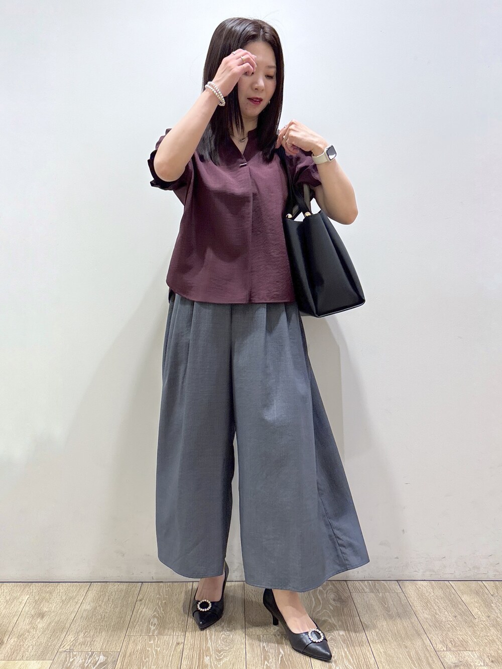 レッド系のシャツ/ブラウス、グレー系のその他パンツ、ブラック系のトートバッグを着用したレディースの夏コーディネートの9枚目の写真