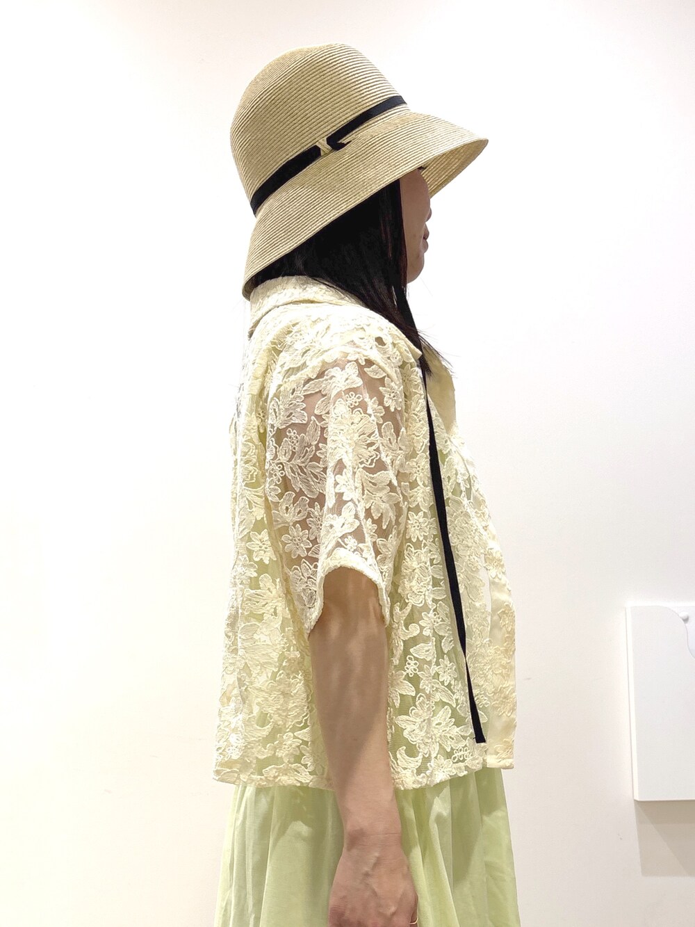 イエロー系のワンピース、ベージュ系のトートバッグ、ブラック系のサンダルを着用したレディースの夏コーディネートの6枚目の写真