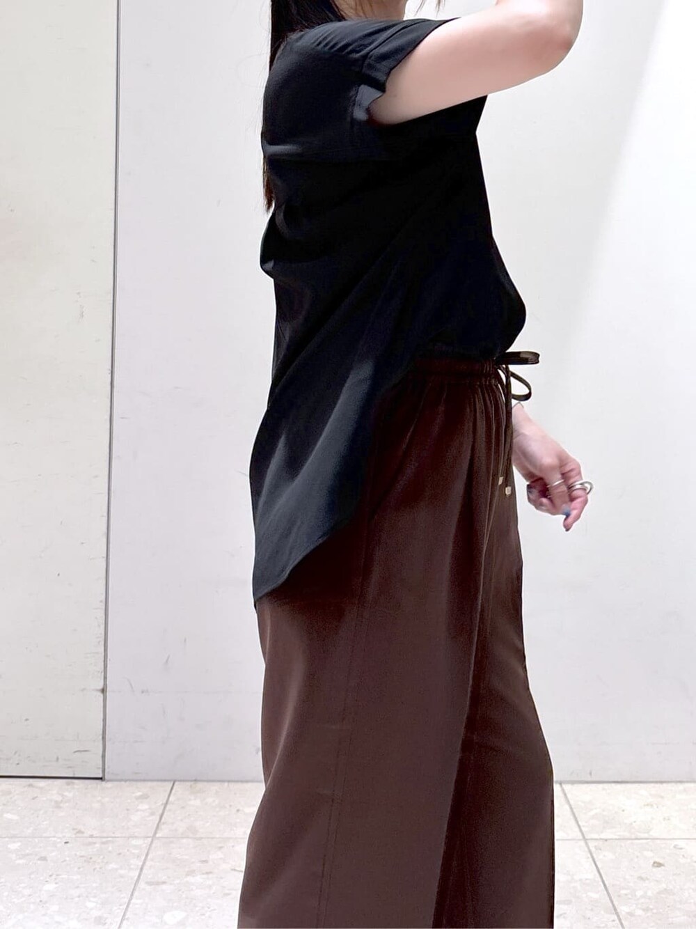 ブラック系のシャツ/ブラウス、ブラウン系のその他パンツ、ブラック系のトートバッグを着用したレディースの夏コーディネートの9枚目の写真