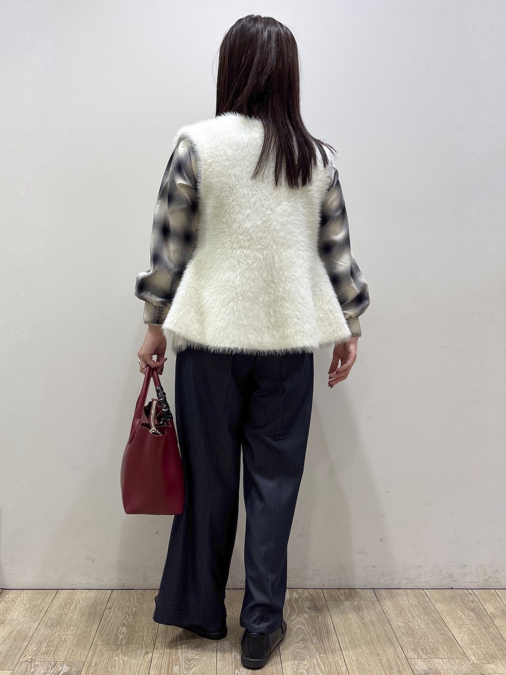 ブルー系のシャツ/ブラウス、ブルー系のその他パンツ、レッド系のトートバッグを着用したレディースの秋コーディネートの3枚目の写真