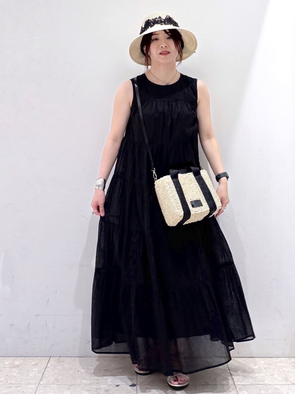 レッド系のカーディガン/ボレロ、ブラック系のワンピース、ブラック系のショルダーバッグを着用したレディースの夏コーディネートの6枚目の写真
